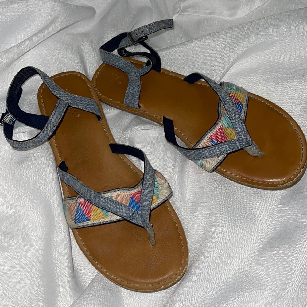 Toms size 8.5 thongs with strap around ankle jean material with colorful 🔺
